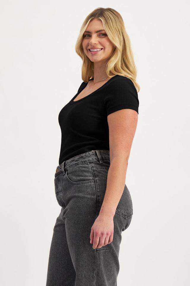 Zoe (She/Her) wears size Large and is 170cm tall with 98cm chest and 85cm waist