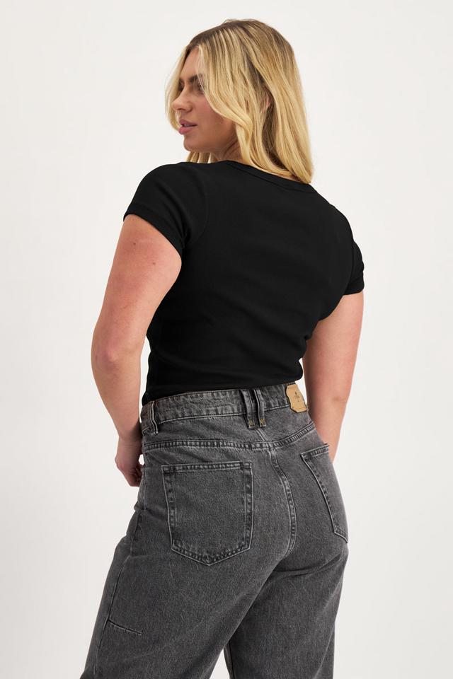 Zoe (She/Her) wears size Large and is 170cm tall with 98cm chest and 85cm waist