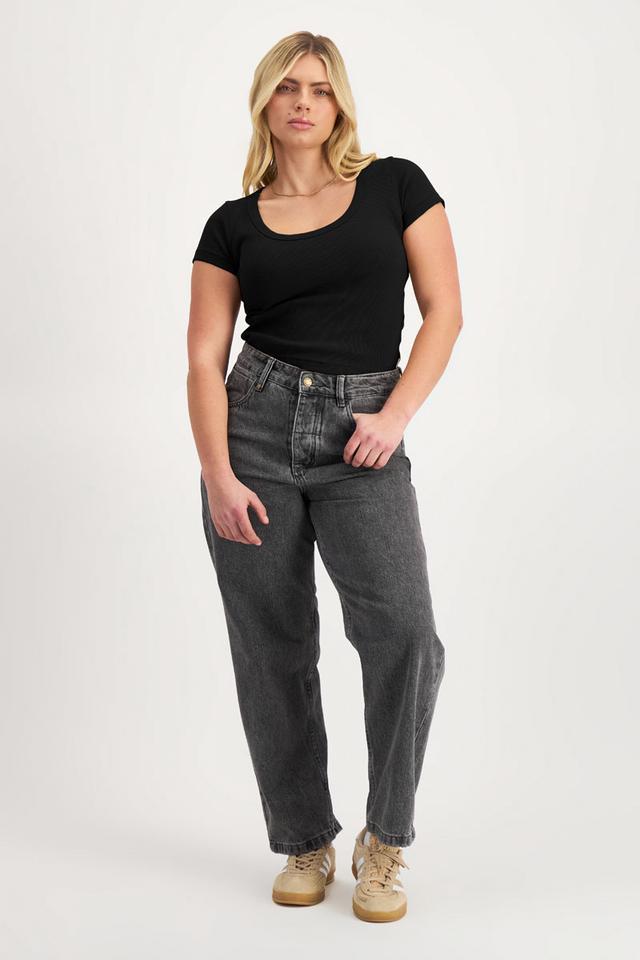 Zoe (She/Her) wears size Large and is 170cm tall with 98cm chest and 85cm waist