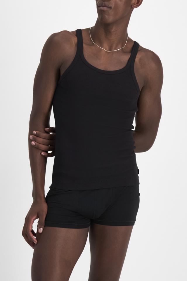 Emmanuel (He/Him) wears size M and is 182cm tall with 93cm chest and 73cm waist