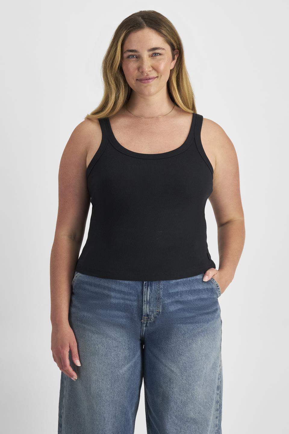 Chanel (She/Her) wears size L and is 176cm tall with 104cm chest and 89cm waist