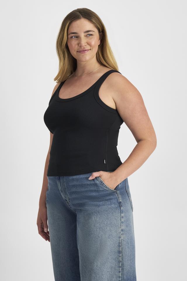 Chanel (She/Her) wears size L and is 176cm tall with 104cm chest and 89cm waist