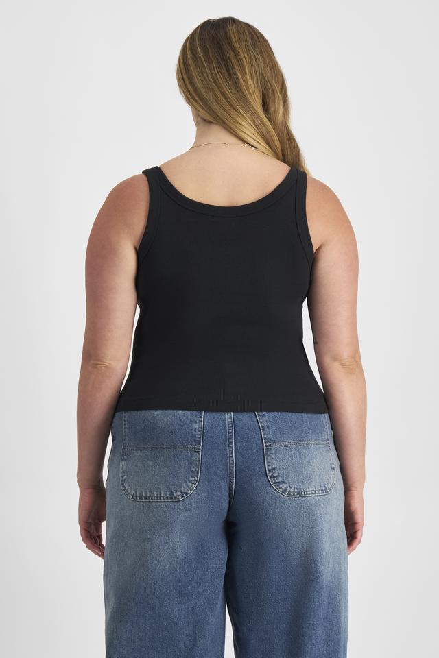 Chanel (She/Her) wears size L and is 176cm tall with 104cm chest and 89cm waist