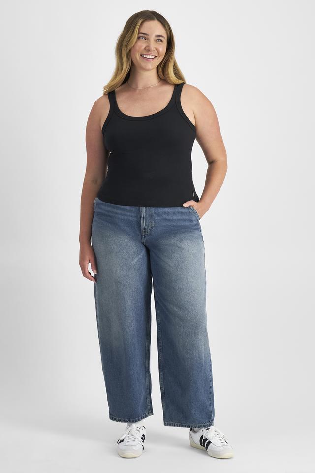 Chanel (She/Her) wears size L and is 176cm tall with 104cm chest and 89cm waist