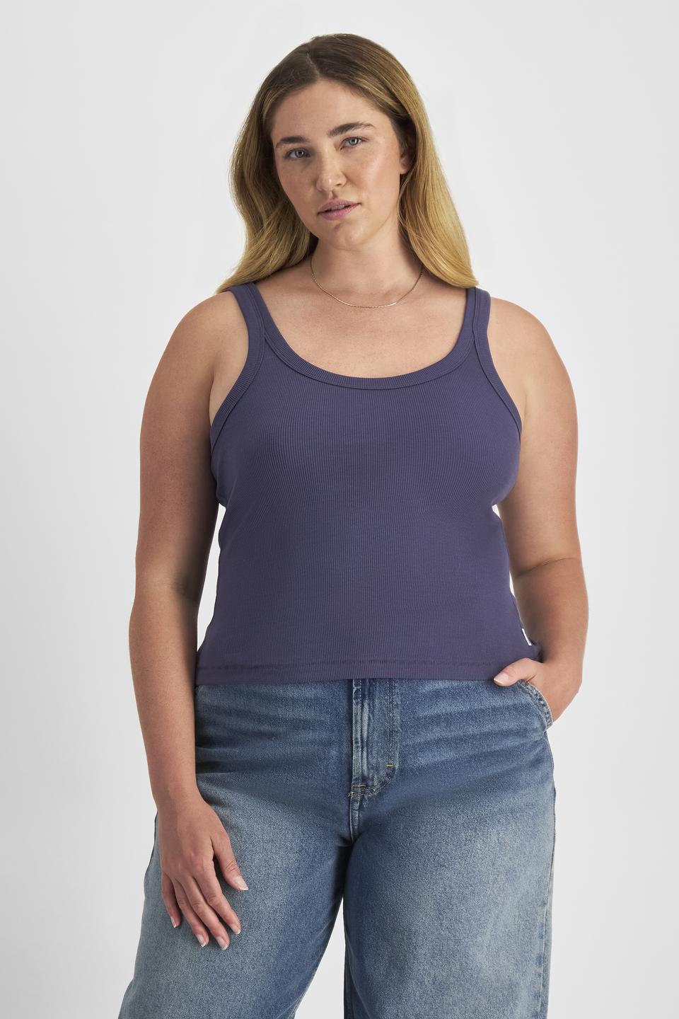 Chanel (She/Her) wears size L and is 176cm tall with 104cm chest and 89cm waist
