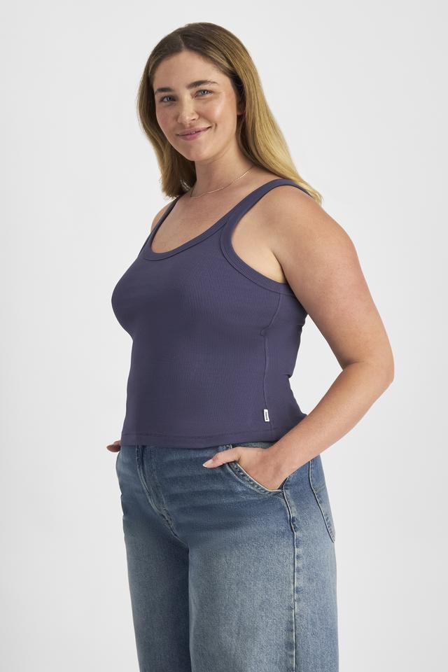 Chanel (She/Her) wears size L and is 176cm tall with 104cm chest and 89cm waist