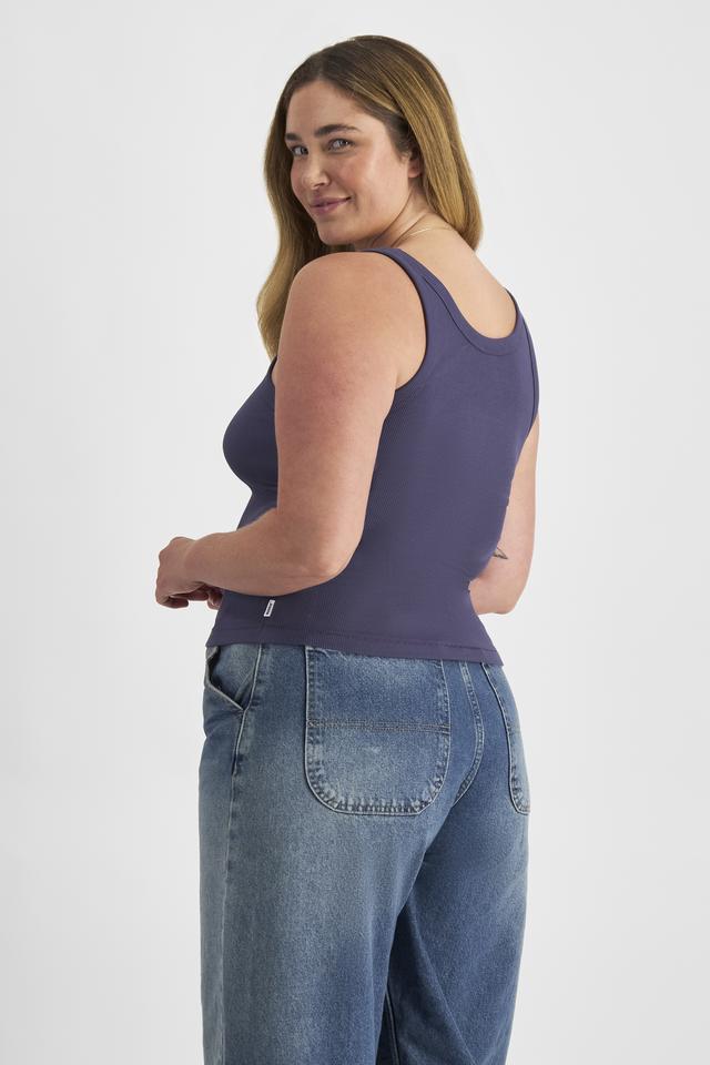 Chanel (She/Her) wears size L and is 176cm tall with 104cm chest and 89cm waist
