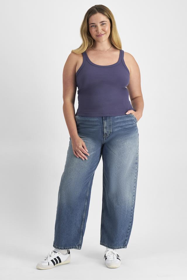 Chanel (She/Her) wears size L and is 176cm tall with 104cm chest and 89cm waist