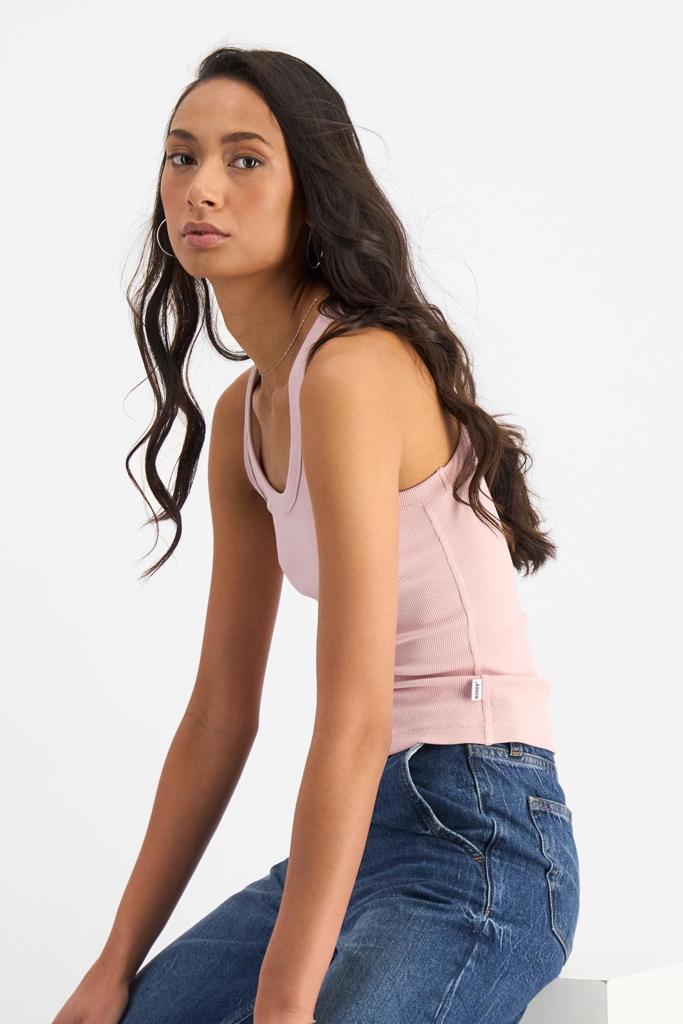 Pepe (She/Her) wears size S and is 177cm tall with 80cm chest and 67cm waist