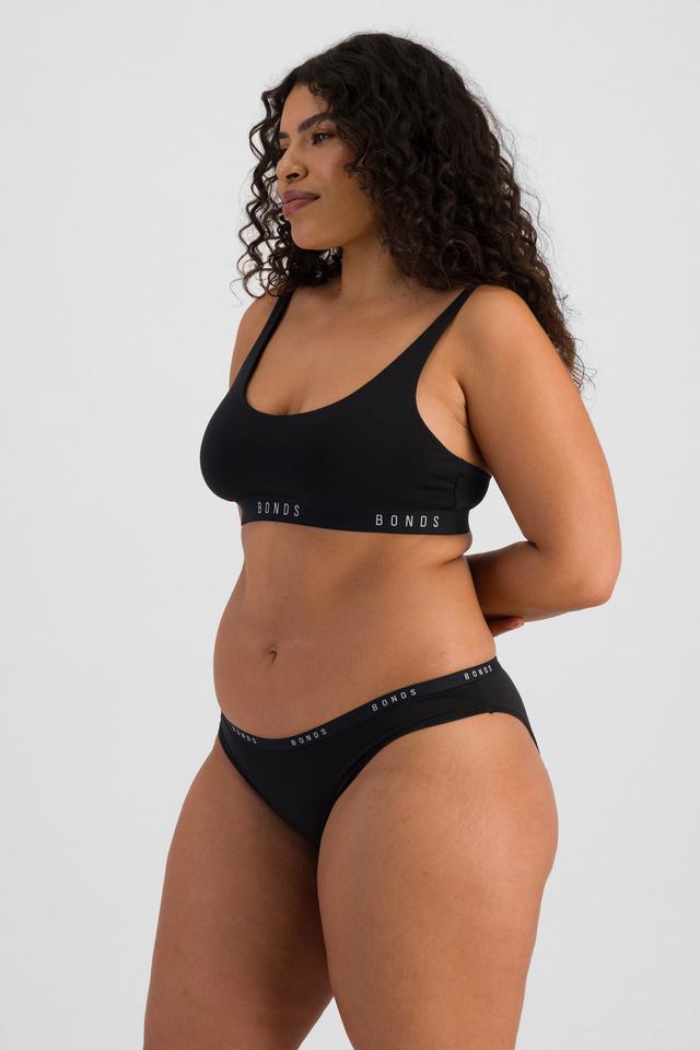 Laura (She/Her) wears size 14 and is 165cm tall with 94cm chest and 76cm waist