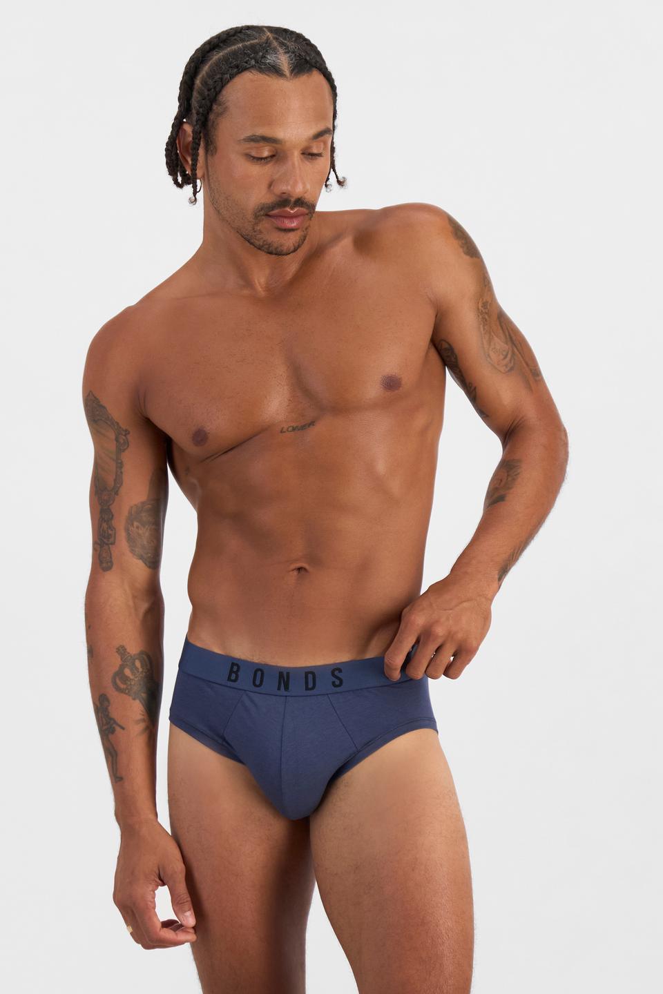 DREW (He/Him) wears size M and is 183cm tall with 97cm chest and 80cm waist
