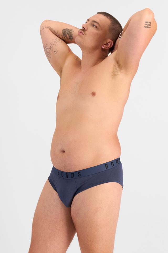 Jake (He/Him) wears size XL and is 195cm tall with 115.57cm chest and 106.68cm waist