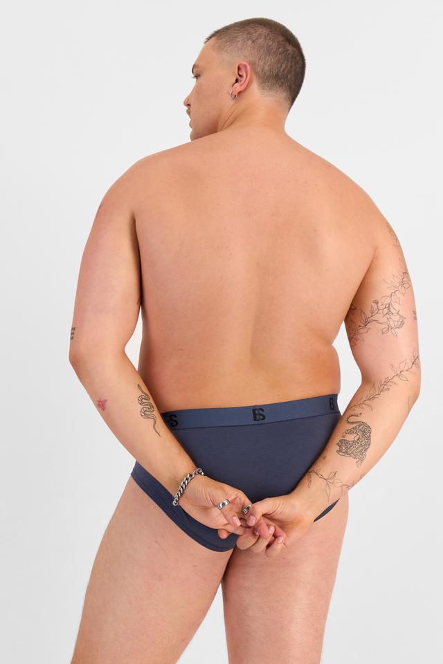 Jake (He/Him) wears size XL and is 195cm tall with 115.57cm chest and 106.68cm waist