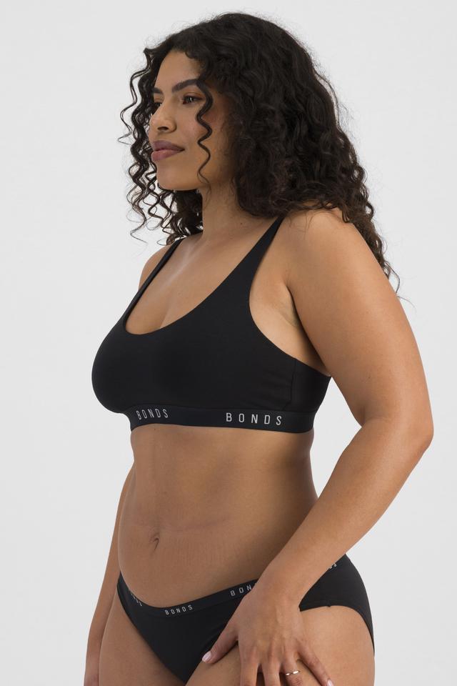 Laura (She/Her) wears size 14 and is 165cm tall with 94cm chest and 76cm waist