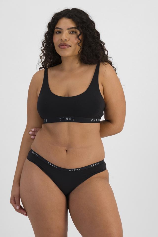 Laura (She/Her) wears size 14 and is 165cm tall with 94cm chest and 76cm waist