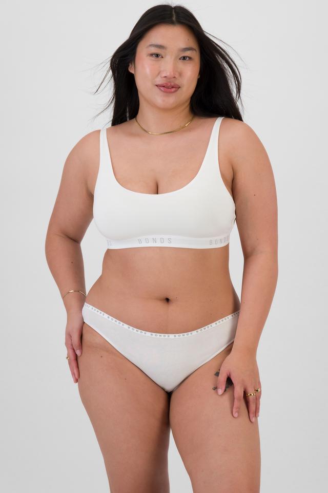 Chloe (She/Her) wears size 14 and is 165cm tall with 95cm chest and 78cm waist