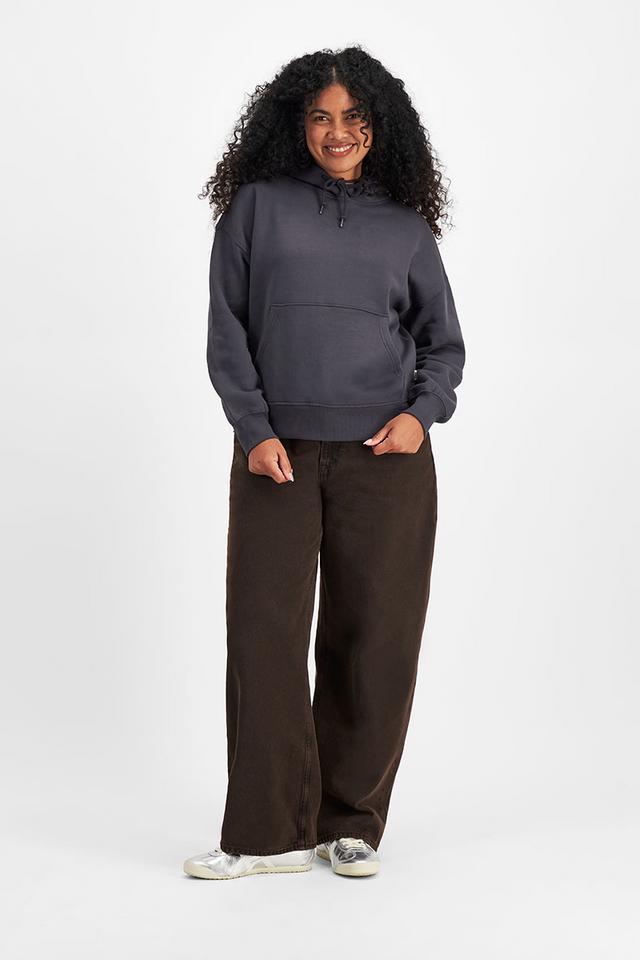 Larissa (She/Her) wears size Large and is 170.18cm tall with 90.17cm chest and 79.756cm waist