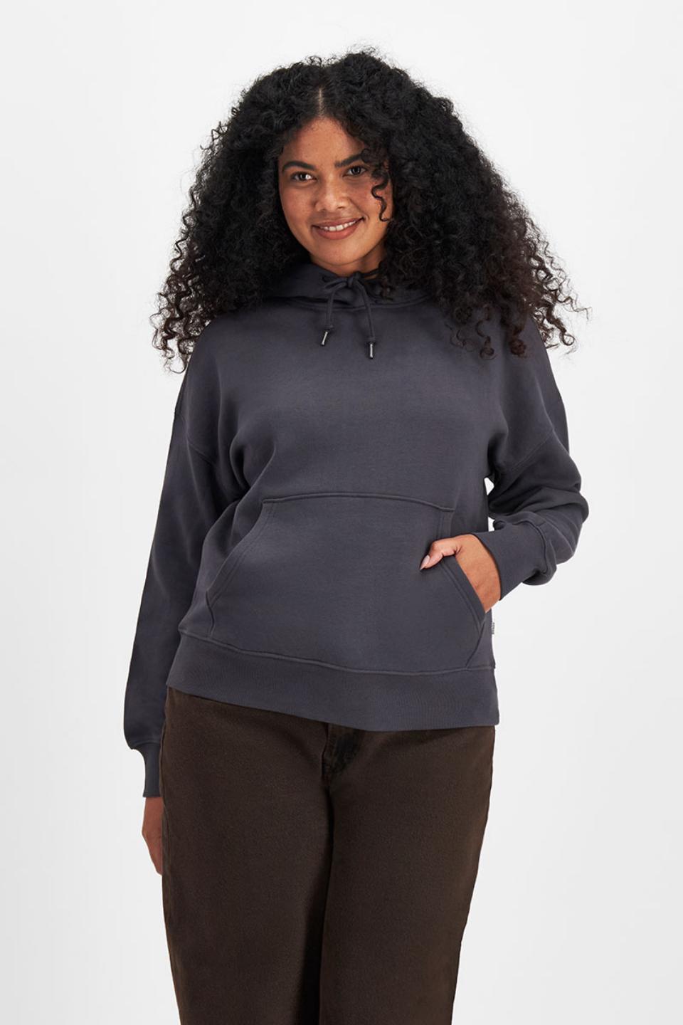 Larissa (She/Her) wears size Large and is 170.18cm tall with 90.17cm chest and 79.756cm waist