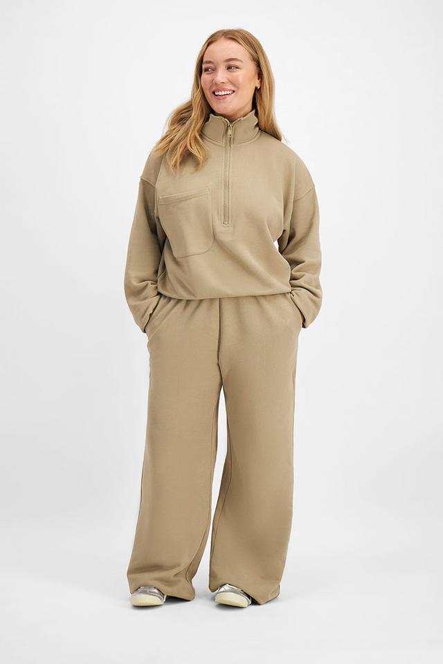 Taylor (She/Her) wears size Large and is 161cm tall with 98cm chest and 74cm waist