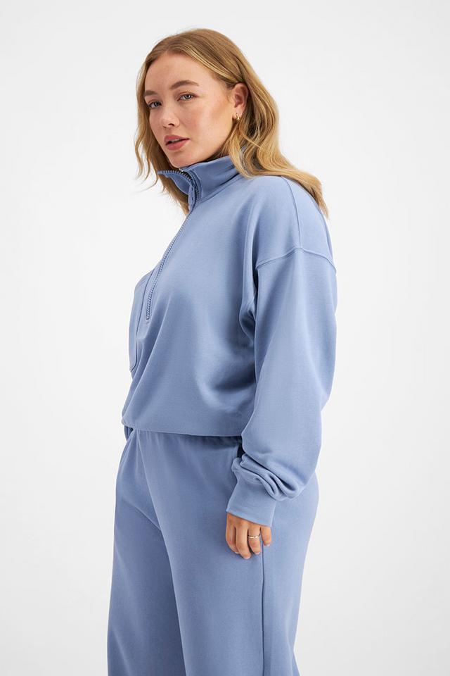 Taylor (She/Her) wears size Large and is 161cm tall with 98cm chest and 74cm waist