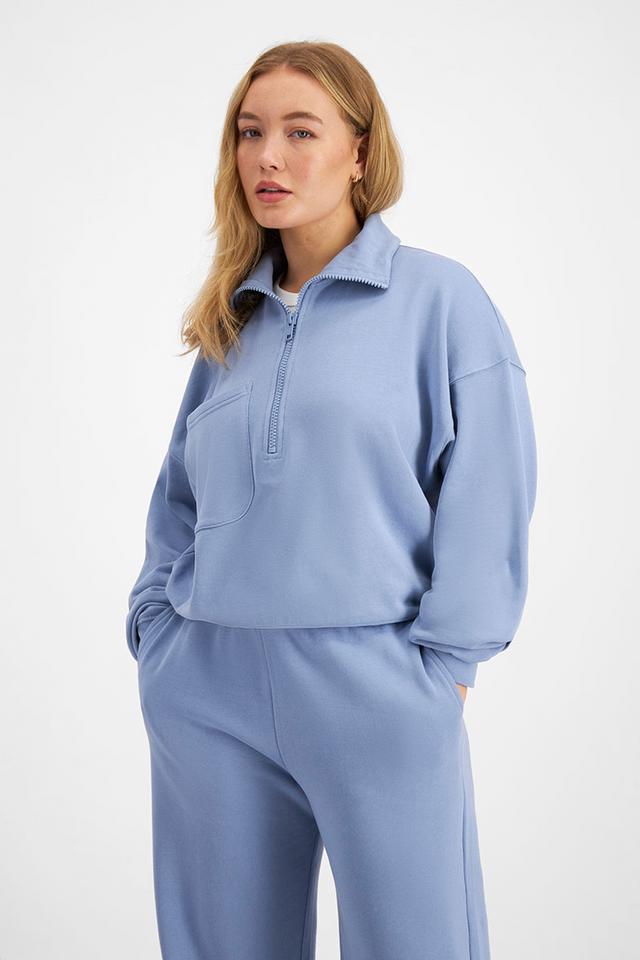 Taylor (She/Her) wears size Large and is 161cm tall with 98cm chest and 74cm waist