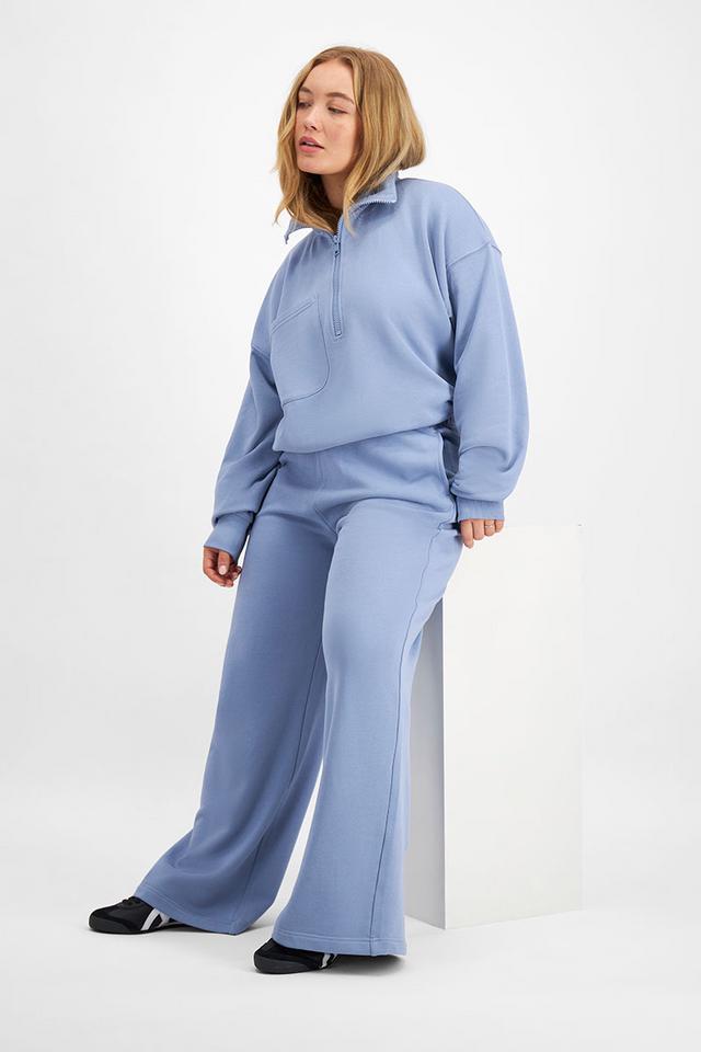 Taylor (She/Her) wears size Large and is 161cm tall with 98cm chest and 74cm waist