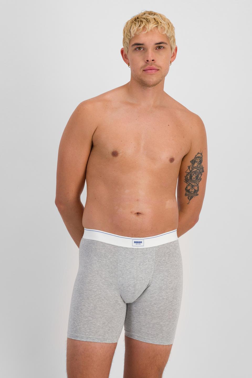 TOBIAS (He/Him) wears size M and is 187cm tall with 93cm chest and 78cm waist