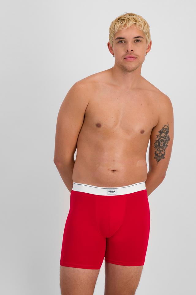 TOBIAS (He/Him) wears size M and is 187cm tall with 93cm chest and 78cm waist