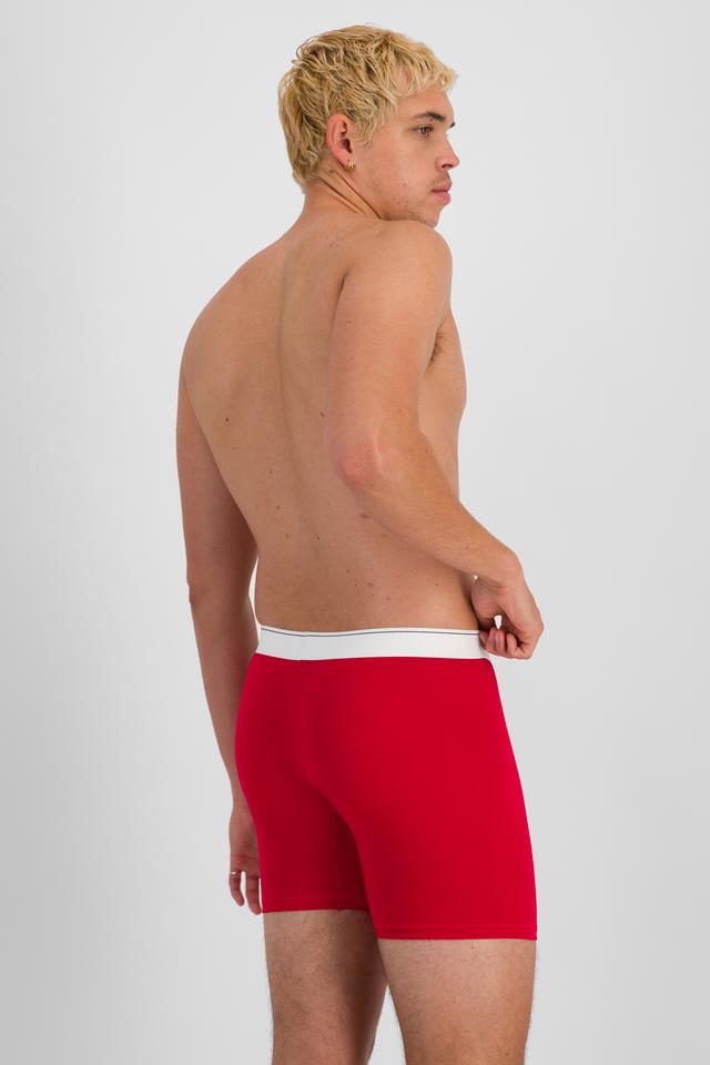 TOBIAS (He/Him) wears size M and is 187cm tall with 93cm chest and 78cm waist