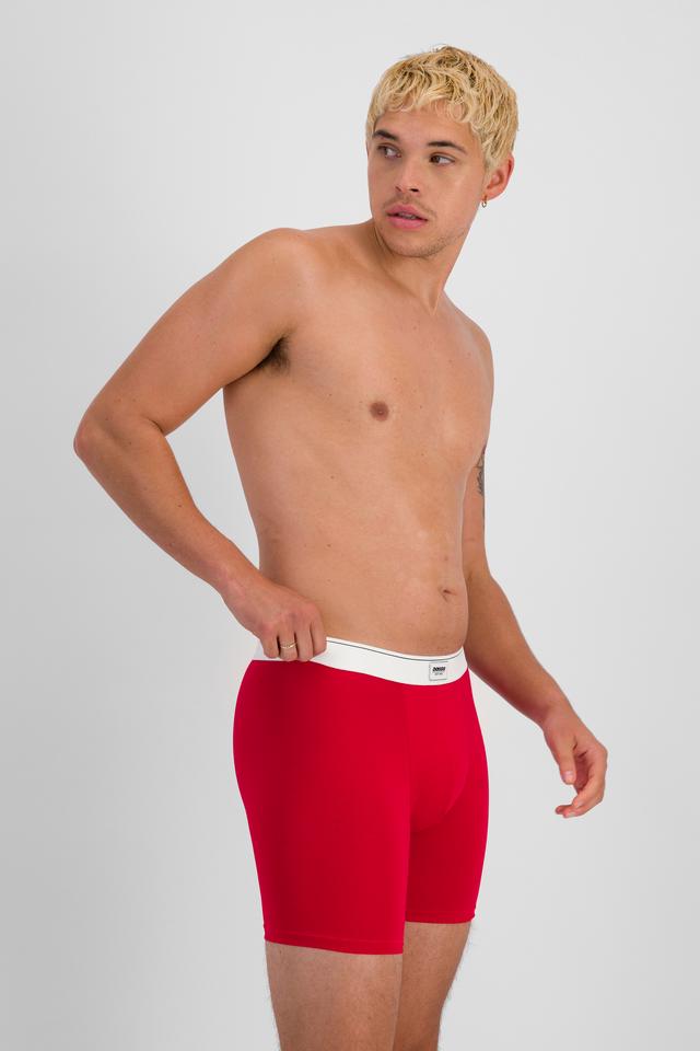 TOBIAS (He/Him) wears size M and is 187cm tall with 93cm chest and 78cm waist