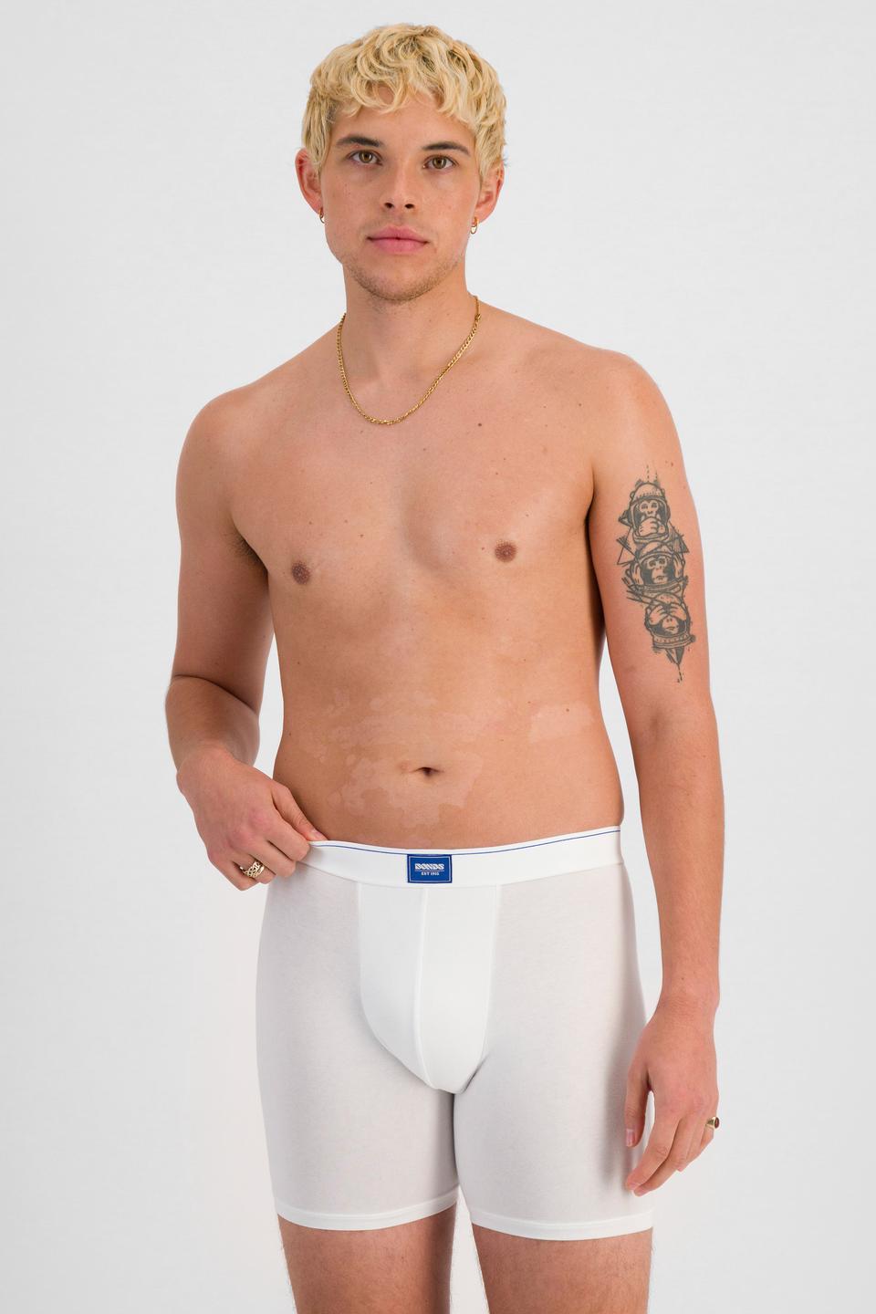 TOBIAS (He/Him) wears size M and is 187cm tall with 93cm chest and 78cm waist