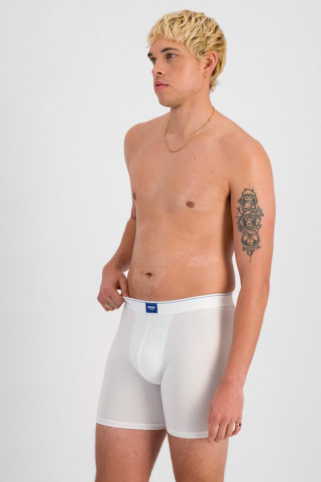 TOBIAS (He/Him) wears size M and is 187cm tall with 93cm chest and 78cm waist