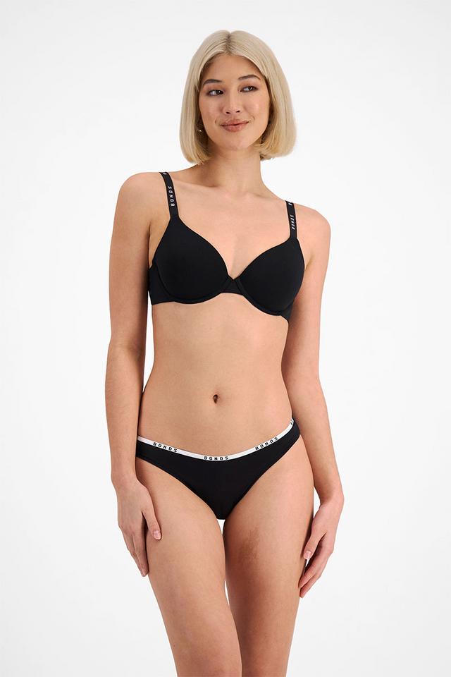 Rhiannan (She/Her) wears size 10 and is 175cm tall