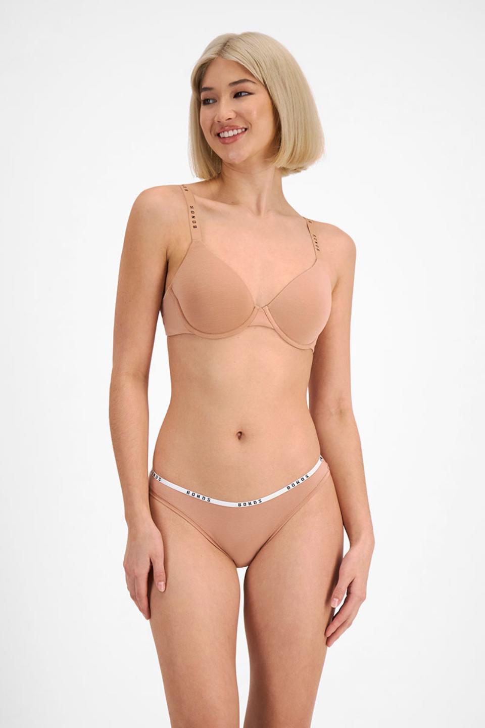 Rhiannan (She/Her) wears size 10 and is 175cm tall