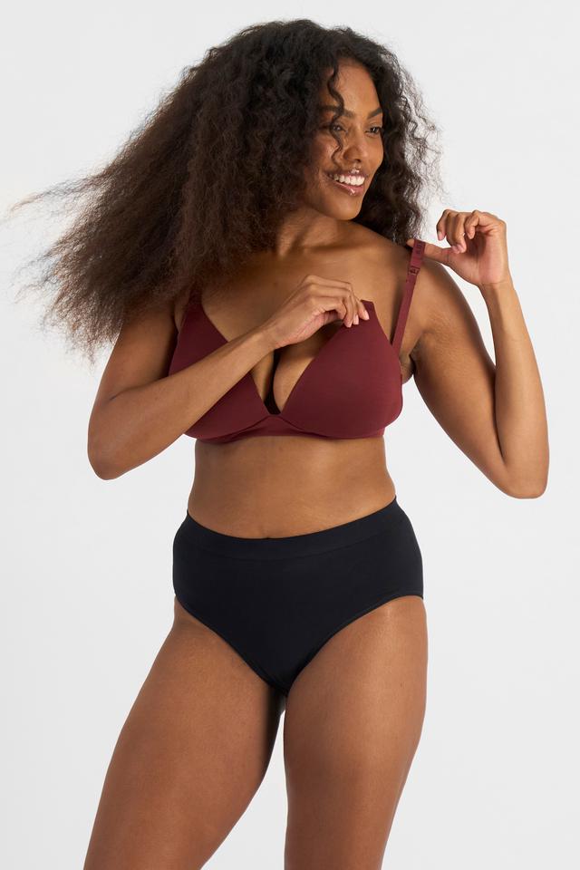 Cassaera (She/Her) wears size 14D and is 180cm tall with 107cm chest and 82cm waist