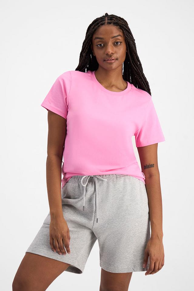 Tea (They/Them) wears size Small and is 177cm tall with 88cm chest and 71cm waist.