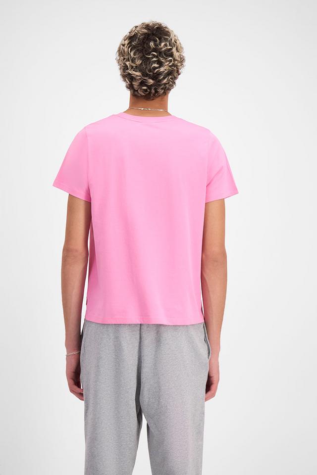 Eli (He/Him) wears size Large and is 193cm tall with 87cm chest and 73cm waist.