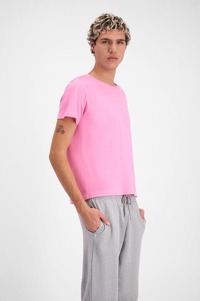 Eli (He/Him) wears size Large and is 193cm tall with 87cm chest and 73cm waist.