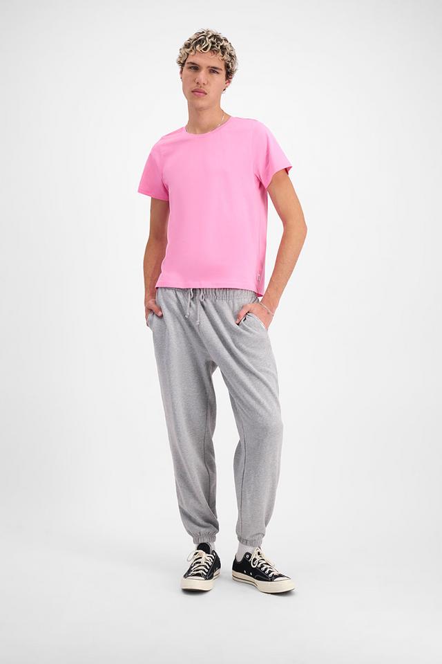 Eli (He/Him) wears size Large and is 193cm tall with 87cm chest and 73cm waist.