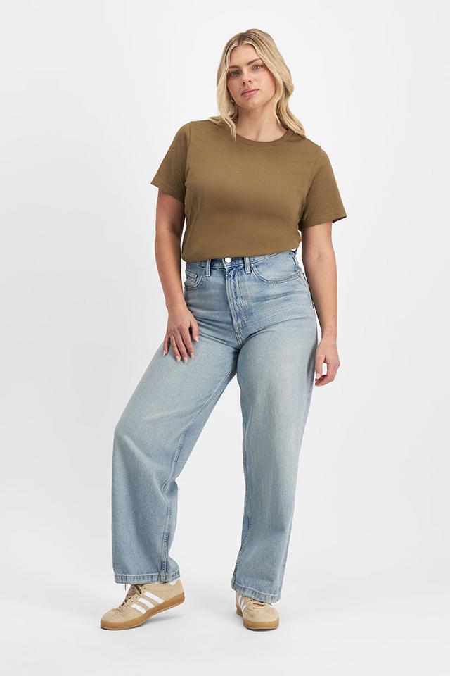 Zoe (She/Her) wears size Large and is 170cm tall with 98cm chest and 85cm waist
