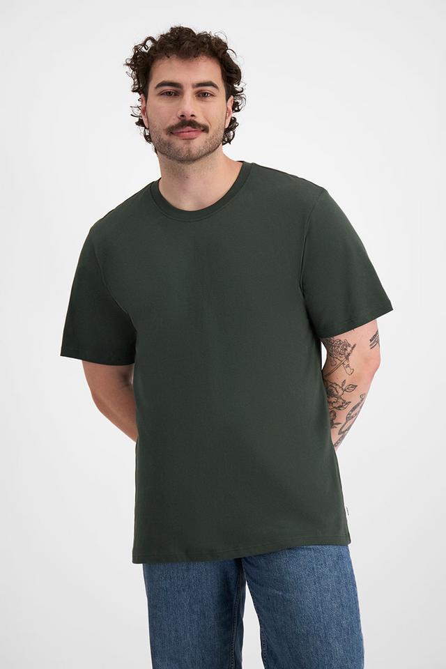 Sam (He/Him) wears size XL and is 178cm tall with 112cm chest