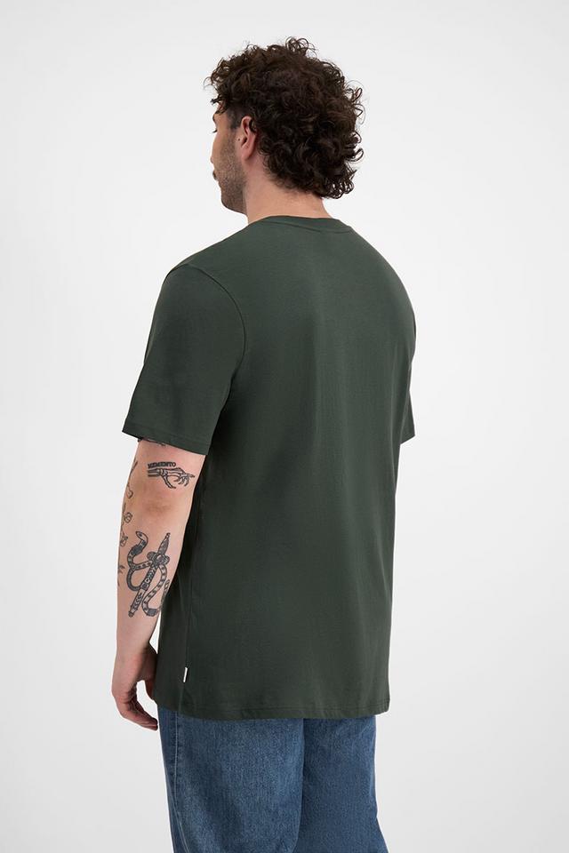 Sam (He/Him) wears size XL and is 178cm tall with 112cm chest