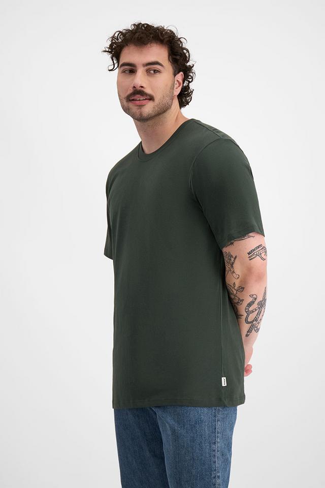 Sam (He/Him) wears size XL and is 178cm tall with 112cm chest
