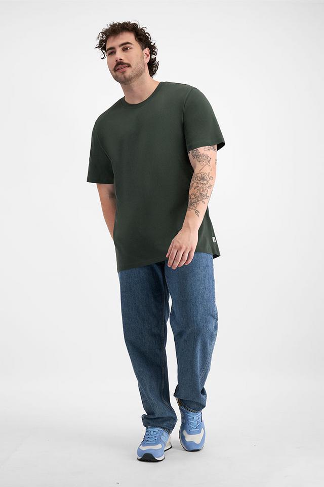 Sam (He/Him) wears size XL and is 178cm tall with 112cm chest
