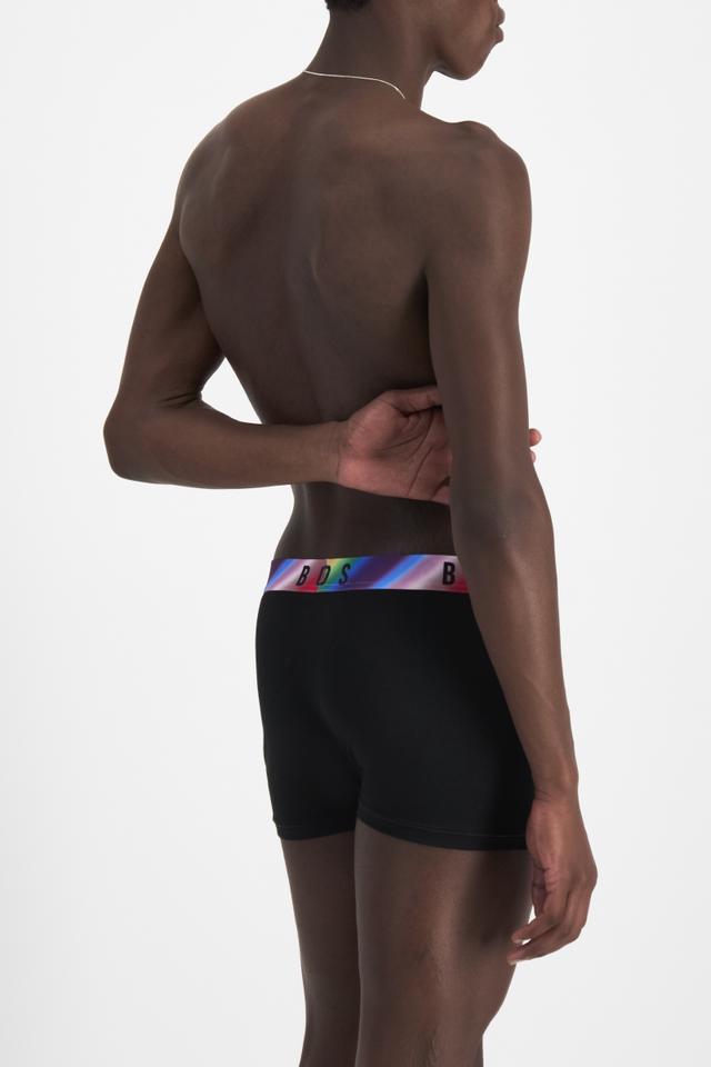 Emmanuel (He/Him) wears size M and is 182cm tall with 93cm chest and 73cm waist