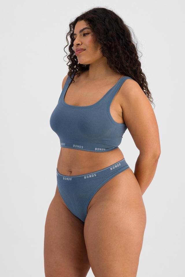 Laura (She/Her) wears size 14 and is 165cm tall with 94cm chest and 76cm waist