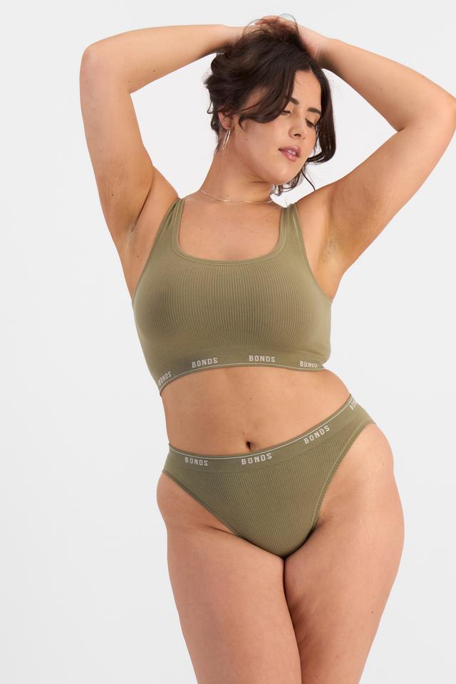 Bella (She/Her) wears size 14 and is 173cm tall with 95cm chest and 77cm waist