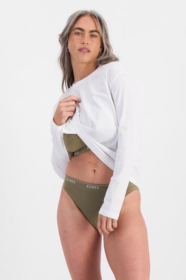 Kiah (She/Her) wears size 10 and is 165cm tall with 89cm chest and 66cm waist