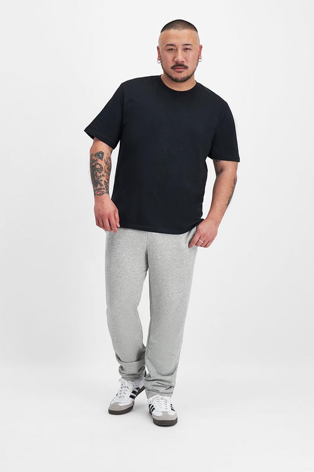 Mike (He/Him) wears size XL and is 180cm tall with 120cm chest and 96cm waist