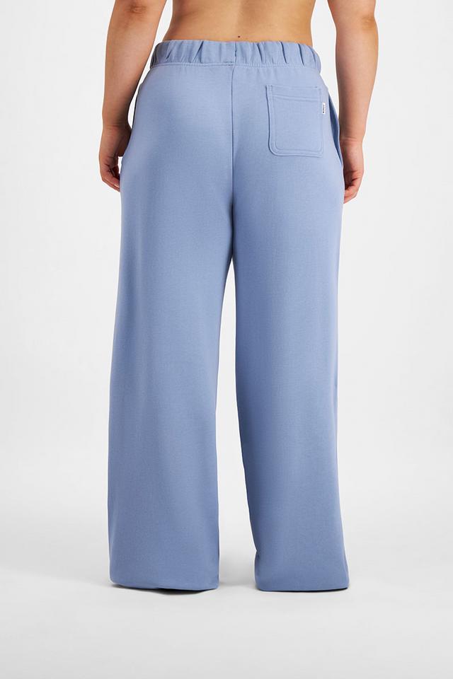 Taylor (She/Her) wears size Large and is 161cm tall with 98cm chest and 74cm waist